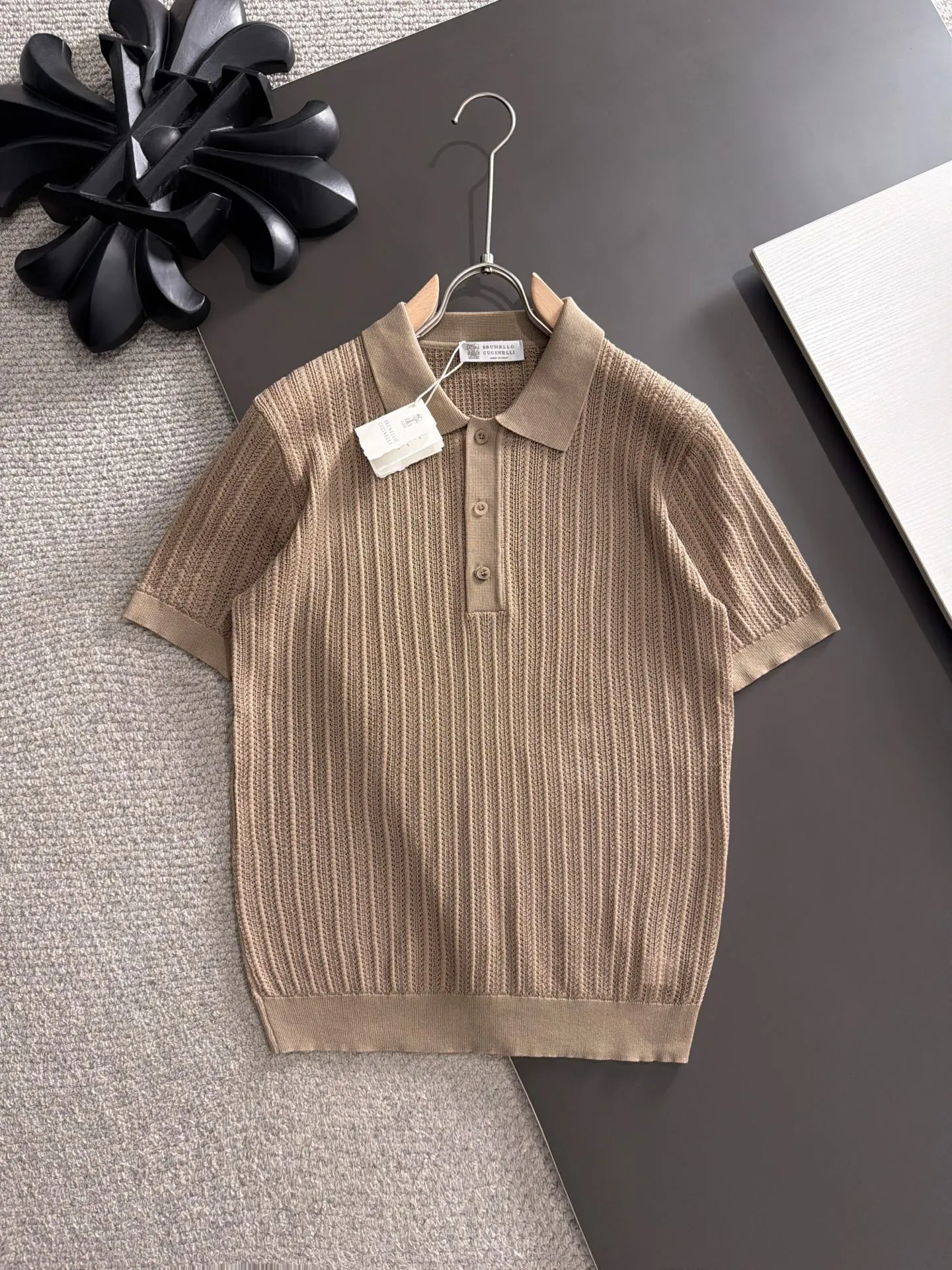 Next day shipment BC high quality-Brunello Cucineli 26ss New Arrival men's short-sleeved T-shirt. Like LP, it belongs to the same old-money style top brand. New Arrival is a top-notch brand. New Arrival Original men's casual short-sleeved. Made of combed cotton yarn knitted cotton-like fabric. Exclusive Premium custom-controlled raw materials. It feels substantial when weighed. The upper body is also more textured than ordinary T-shirts. Fashionable Versatile Hot Sale, skin-friendly and comfortable to wear, premium boutique, exquisite workmanship from Factory, great upper body, essential item for men, complete with three standards Sizes M-3XL
